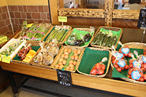 店内では外側では新鮮野菜の購入も可能です。